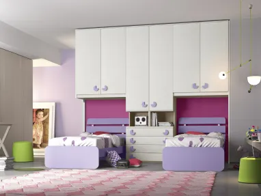Bridge bedroom with 2 beds