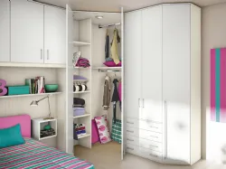 Cmeretta with walk-in closet