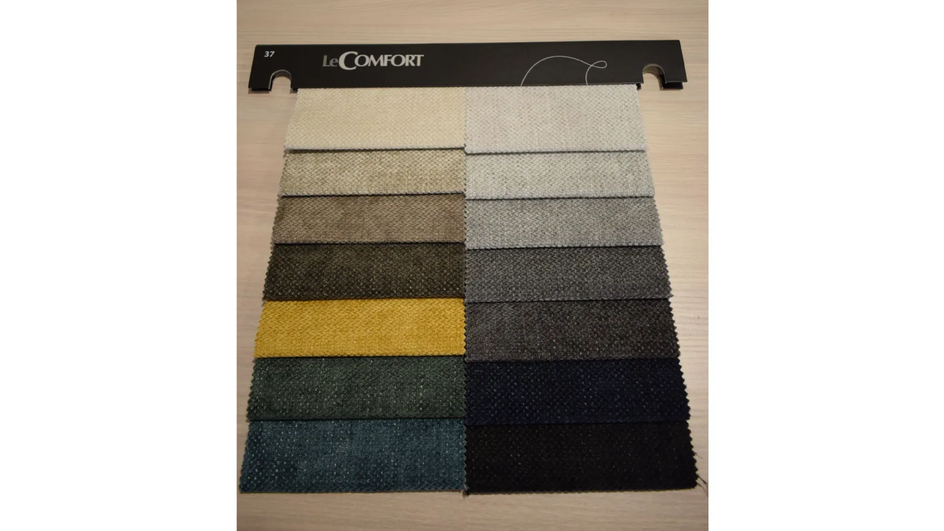 Sofa in fabric with modular structure in different finishes, excellent quality materials.