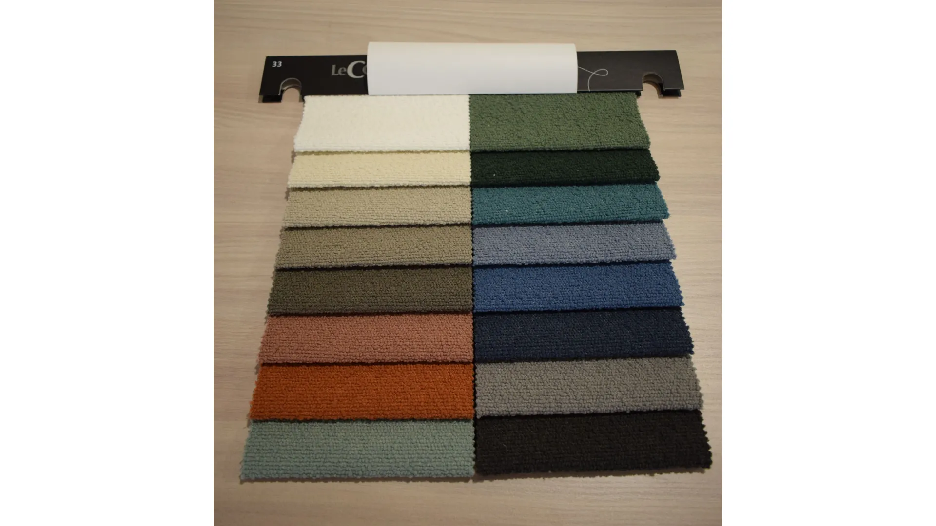 Modern style fabric sofa, high-quality Byron model customizable in finishes.