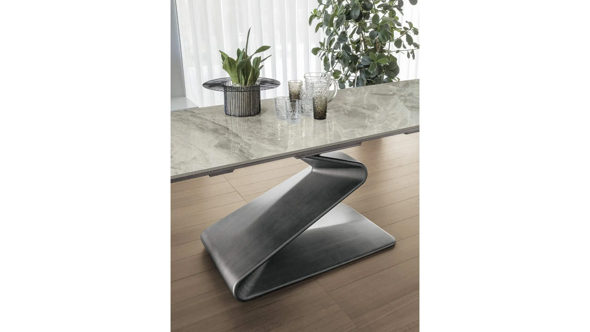 Table with a central design base and marble-effect stoneware top.