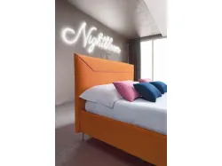 Mirabilis: bed with headboard with a thin profile and contrasting velvet-effect geometric decoration