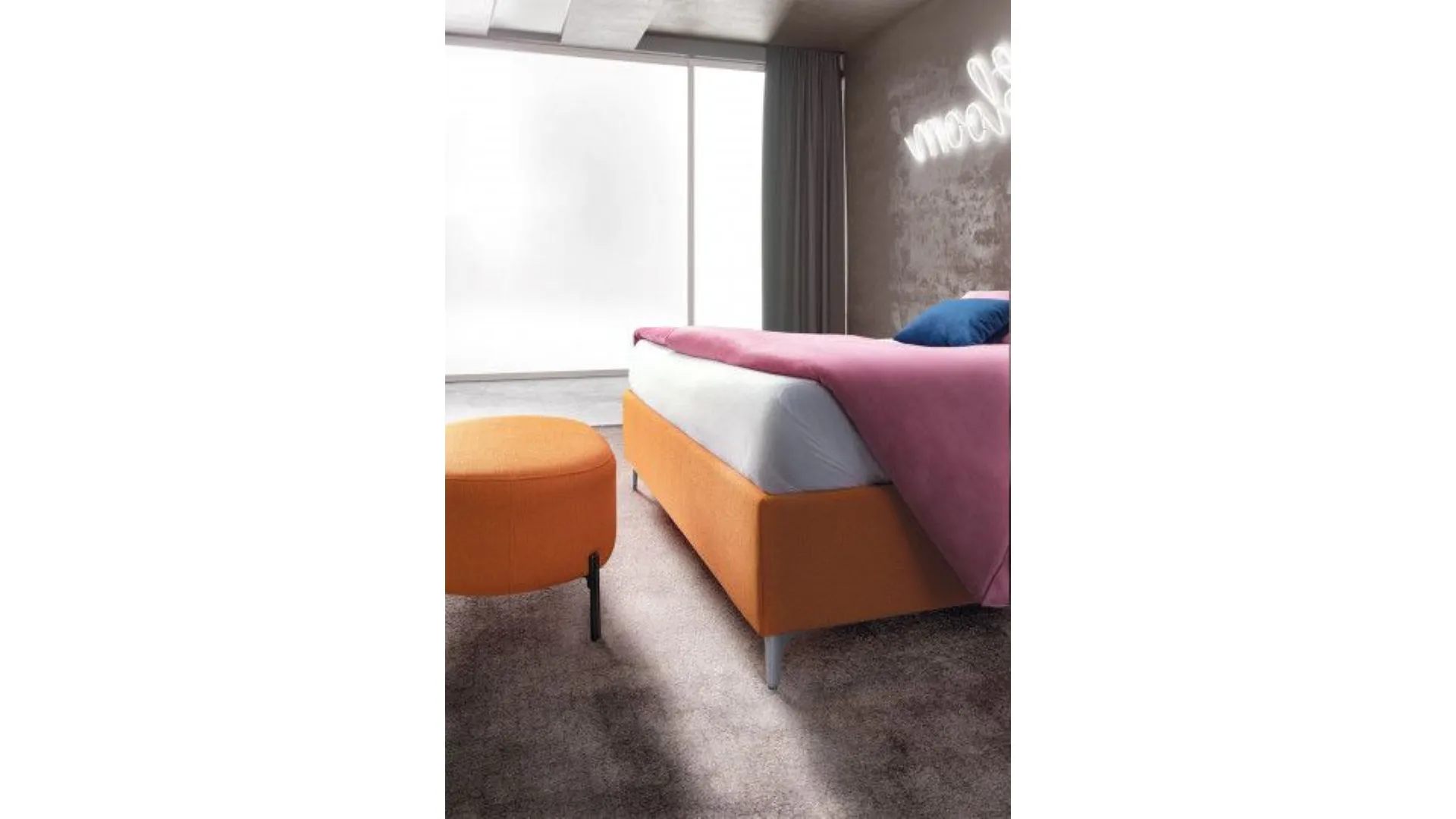 Mirabilis: bed with headboard with a thin profile and contrasting velvet-effect geometric decoration