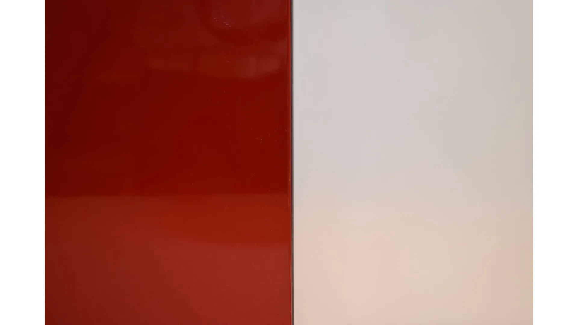 Glossy white and glossy red lacquered details