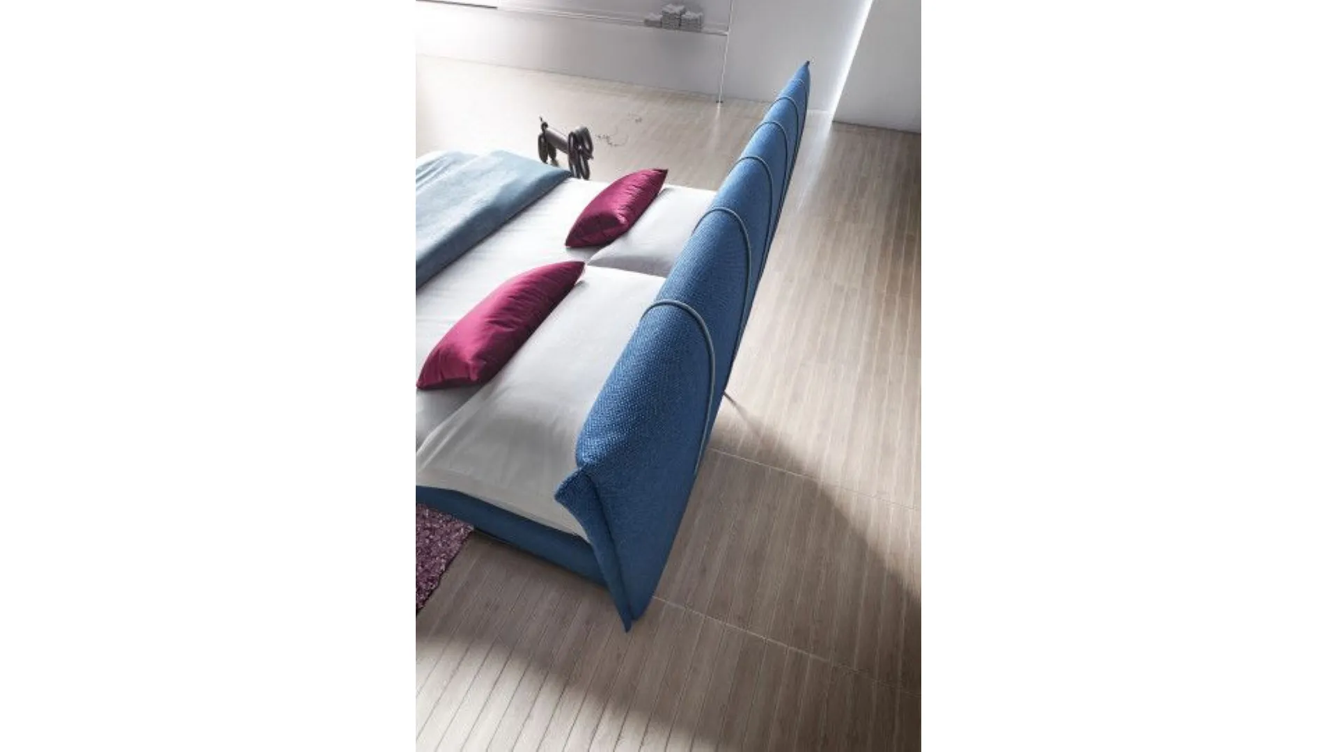 Plumeria: headboard with a geometric design with raised edges