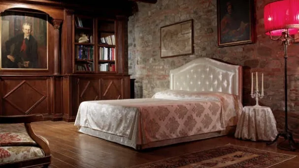 Bed with soft and sinuous shapes