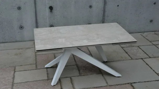 Extendable table in beton finish glass ceramic