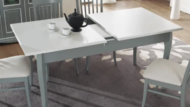 Extendable table with saber leg